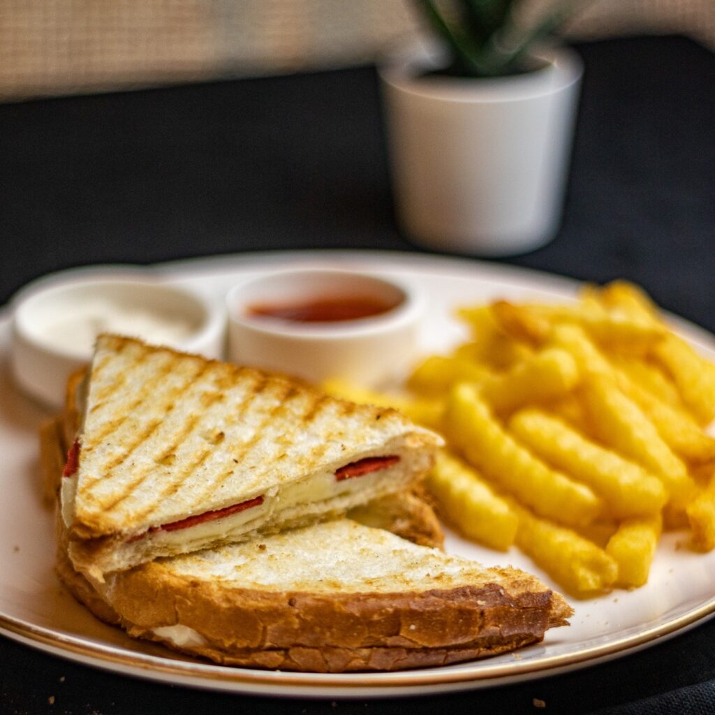 SUCUK-KAŞAR TOST